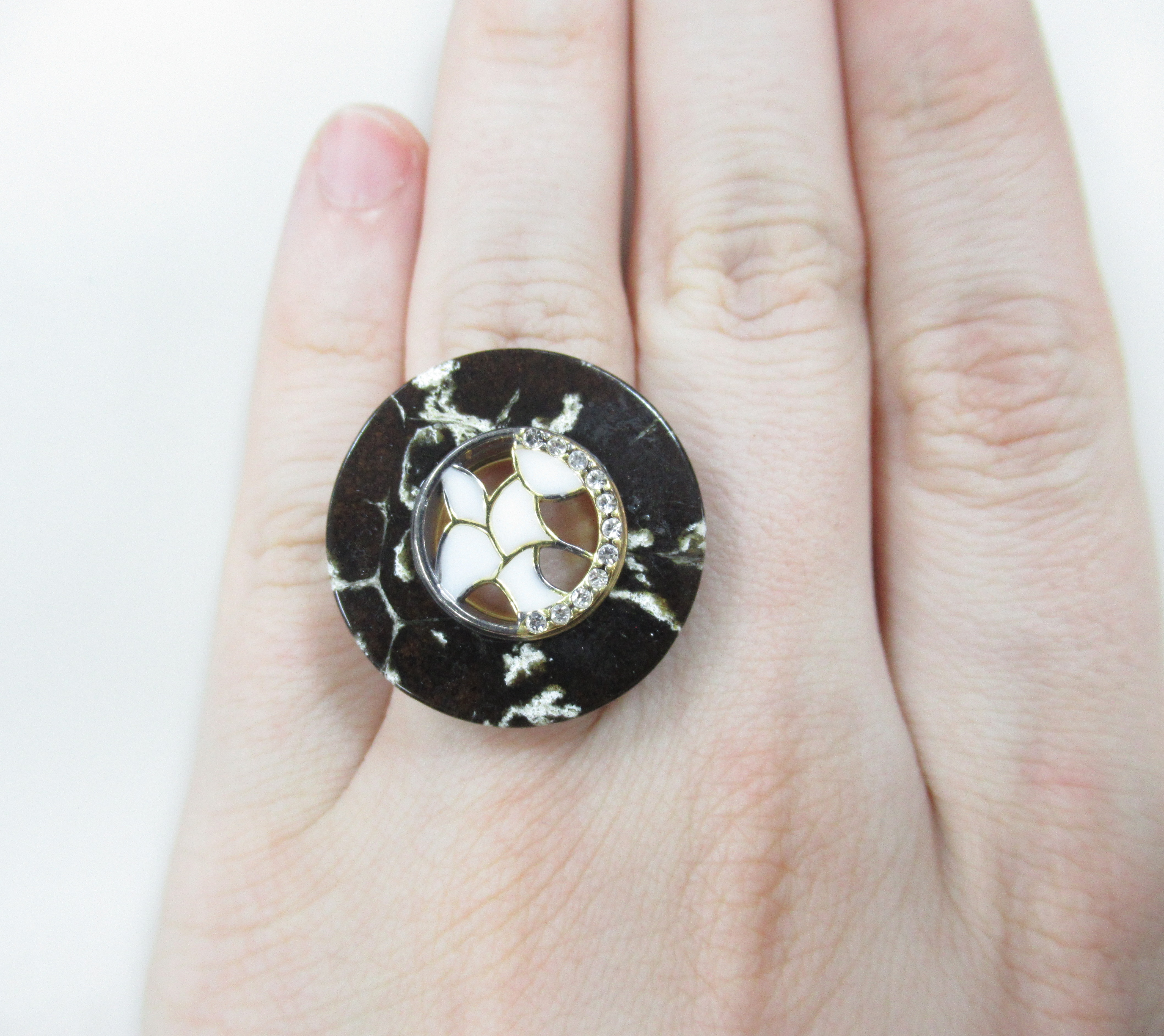 Серебряное кольцо с янтарем